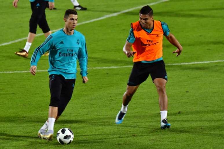 Cristiano Ronaldo recebe a marcação de Casemiro no treino do Real Madrid (Foto: Giuseppe Cacace / AFP)
