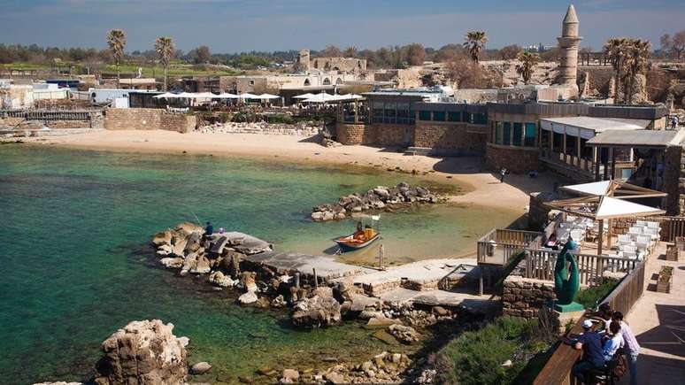 Cesareia é uma antiga cidade portuária no litoral de Israel | Foto: Walter Bibikow/Getty Images