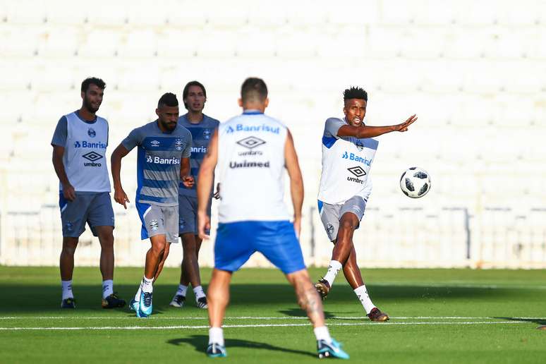 Jogadores do Grêmio participam do último treino preparatório para a estreia no Mundial de Clubes, nesta terça-feira.