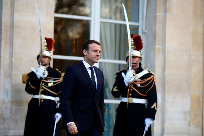 Presidente francês, Emmanuel Macron, aguarda convidados no Palácio do Eliseu em Paris 12/12/2017  REUTERS/Francois Mori/Pool