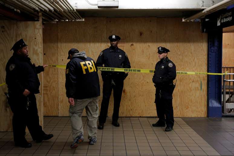 Membro do FBI entra em cena de crime abaixo do terminal de ônibus de Port Authority após tentativa de explosão  em Nova York, Estados Unidos 
11/12/2017 REUTERS/Andrew Kelly
