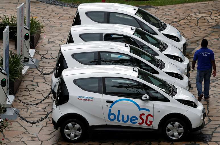 Veículos elétricos de compartilhamento da BlueSG são carregados em estações durante seu lançamento em Cingapura
12/12/2017 REUTERS/Edgar Su