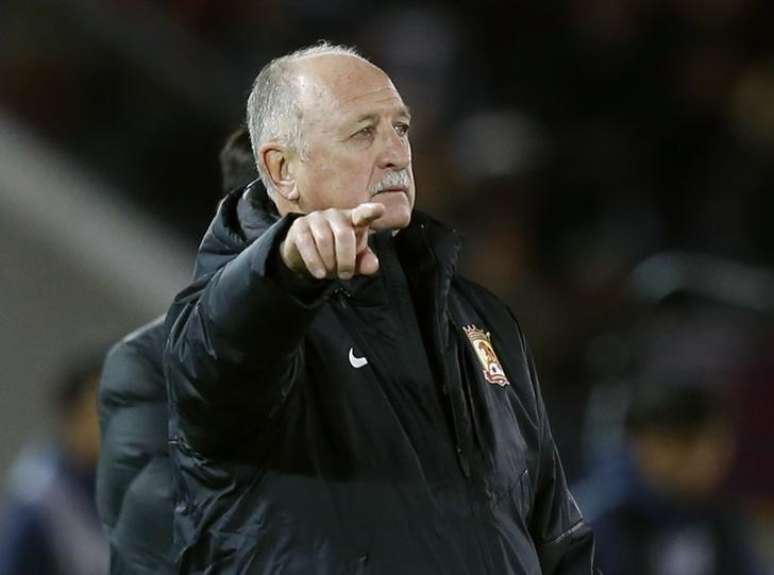 T&eacute;cnico Luiz Felipe Scolari comanda o Guangzhou Evergrande no Mundial de Clubes contra o Barcelona em 2015
 17/12/2015    REUTERS/Toru Hanai