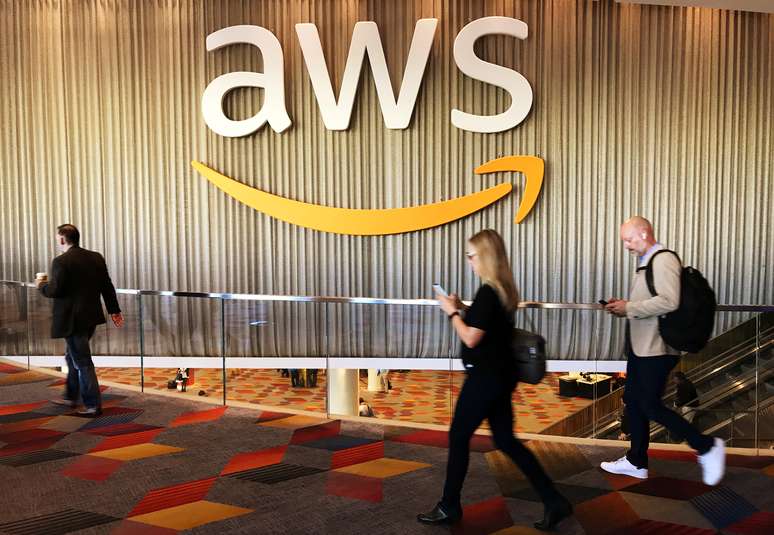 Visitantes da conferência anual de computação em nuvem da Amazon caminham diante do logo da Amazon Web Service (AWS) em Las Vegas, Estados Unidos
30/11/2017 REUTERS/Salvador Rodriguez