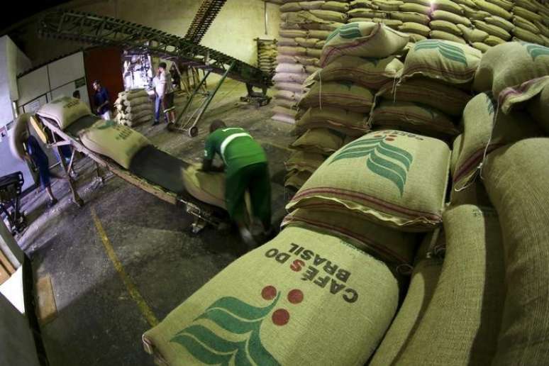 Trabalhador carrega sacas de 60 kg de café em armazém de café em Santos, no Brasil
10/12/2015
REUTERS/Paulo Whitaker