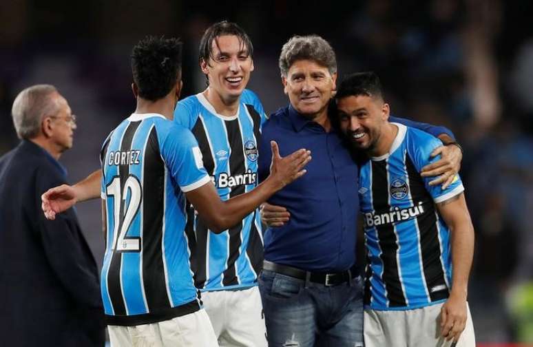 T&eacute;cnico Renato Ga&uacute;cho e jogadores do Gr&ecirc;mio comemoram vit&oacute;ria sobre Pachuca
  12/12/2017     REUTERS/Matthew Childs