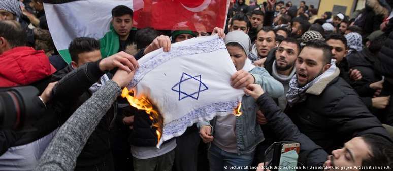 Menifestantes pró-palestinos queimam bandeira com Estrela de Davi, em Berlim