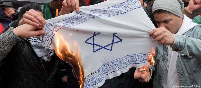 Manifestantes queiam bandeira improvisada de Israel em Berlim