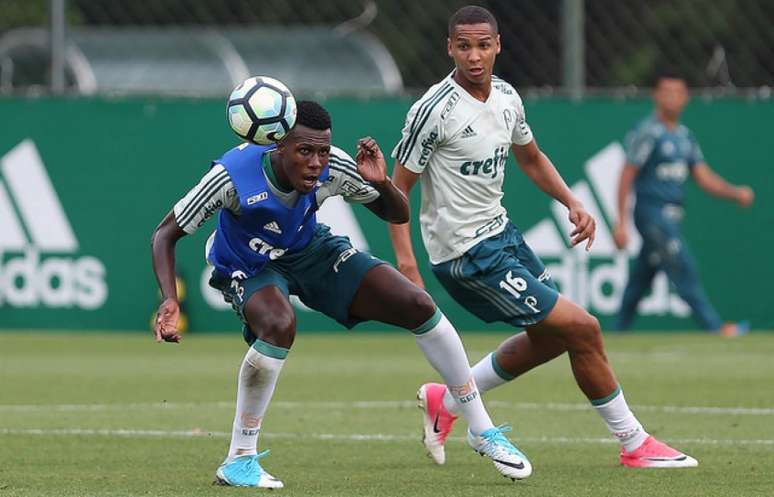Pedrão disputa bola com Deyverson em treino na Academia - FOTO: Cesar Greco/Palmeiras