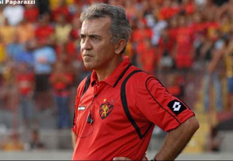 Nelsinho Baptista está de volta ao comando técnico do Sport. O treinador, que foi campeão da Copa do Brasil 2008 com o Leão, estava no futebol japonês e assinou por uma temporada.