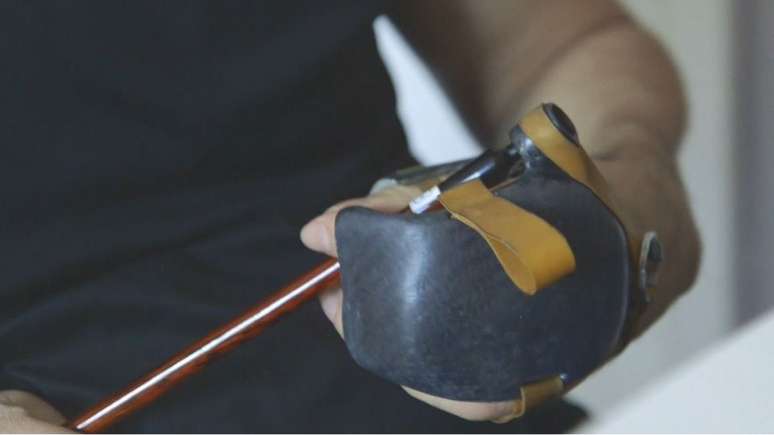 Com adaptador, Serafim consegue segurar pincel e ter estabilidade no tra&ccedil;o