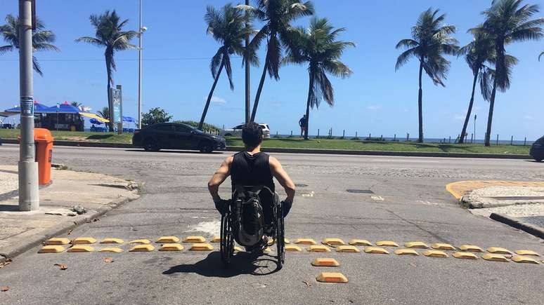 No caminho para a praia, Ronaldo Serafim precisa ir boa parte do trajeto pela rua por causa da falta de espaço nas calçadas