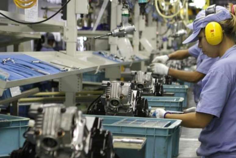 Produção industrial brasileira fechou o mês de novembro com pequena alta