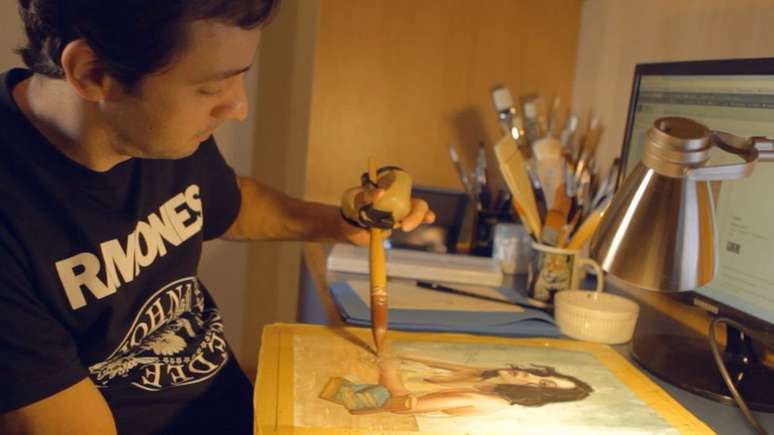 Serafim moldou adaptador para conseguir segurar pincel e descobriu nova paixão | Foto: Arquivo Pessoal