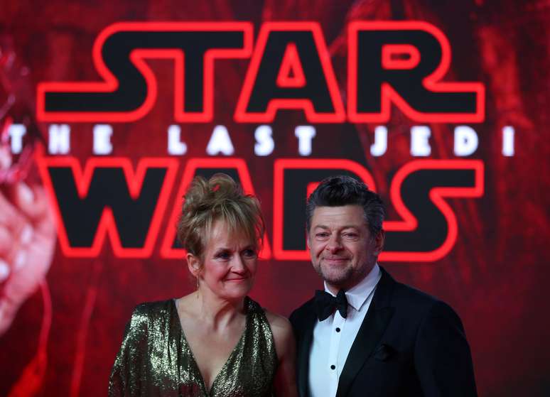 Atores Andy Serkis e Lorraine Ashbourne posam em lan&ccedil;amento de 'Star Wars' em Londres
 12/12/2017    REUTERS/Hannah McKay