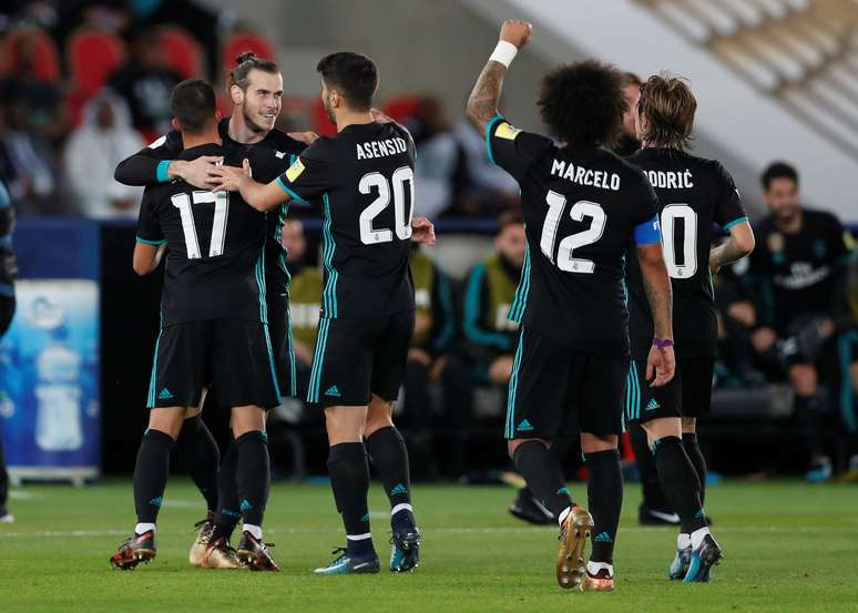 Jogadores do Real Madrid comemoram gol de Bale
 13/12/2017      REUTERS/Matthew Childs