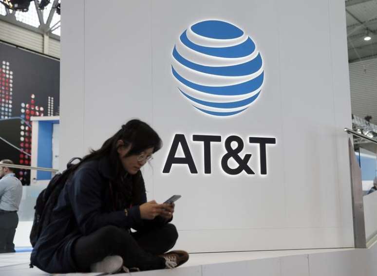 Mulher usa celular diante de logo da AT&T durante congresso em Barcelona, Espanha
25/02/2016 REUTERS/Albert Gea