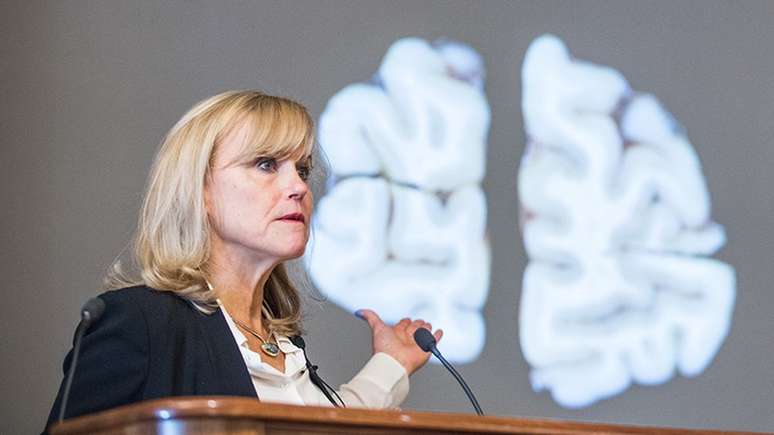 Pesquisadora se dedica a estudar c&eacute;rebros de atletas de futebol americano e h&oacute;quei no gelo em busca de sinais de doen&ccedil;a causada por pancadas repetitivas | Foto: Boston University