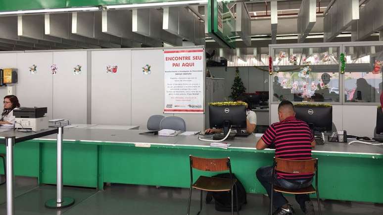 O vigilante Cristiano Gonzaga procurou o servi&ccedil;o no Poupatempo para saber se crian&ccedil;a de 12 anos &eacute; seu filho (Foto: Leandro Machado/BBC Brasil)