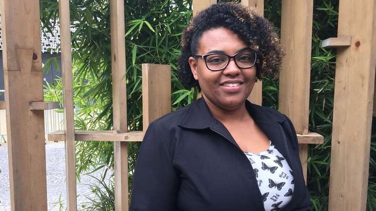 A auxiliar administrativa Fabiana Carvalho, de 38 anos, est&aacute; h&aacute; mais de tr&ecirc;s d&eacute;cadas sem encontrar o pai (Foto: Leandro Machado/BBC Brasil)