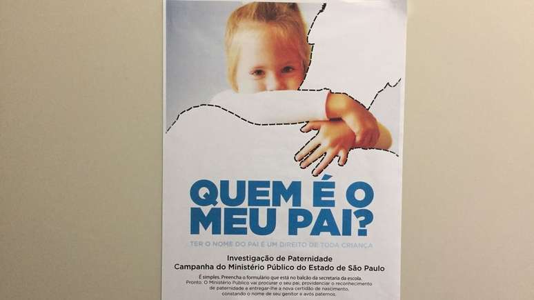 Cartaz de projeto do Minist&eacute;rio P&uacute;blico que investiga paternidade em S&atilde;o Paulo (Foto: Leandro Machado/BBC Brasil)