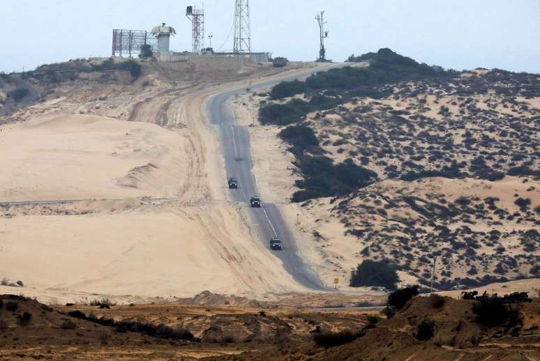 Veículos militares israelenses são vistos na fronteira entre Israel e Gaza 25/01/2017 REUTERS/Amir Cohen