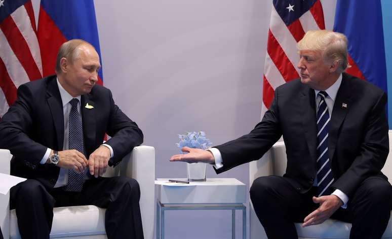 Presidente dos EUA, Donald Trump, se encontra com presidente russo, Vladimir Putin,  em cúpula do G20, em Hamburgo, Alemanha 
7/7/2017  REUTERS/Carlos Barria/File Photo  
