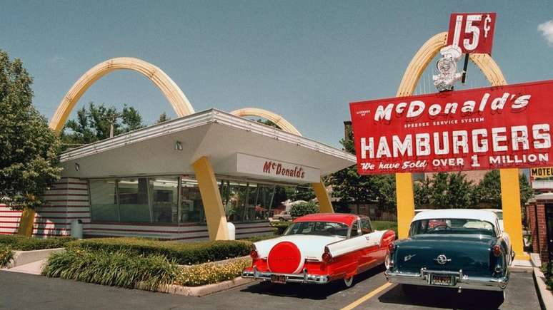 Arquiteto Stanley Clark Meston, de Los Angeles, desenhou restaurante futurístico decorado pelos arcos dourados em 1953