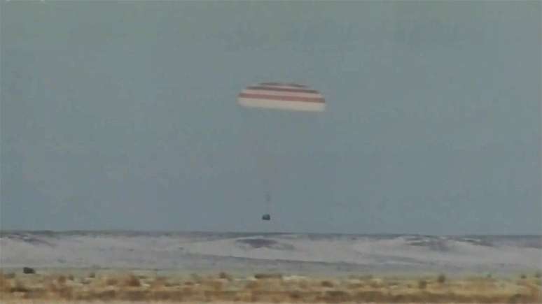 Capsula Soyuz pousa no Cazaquistão