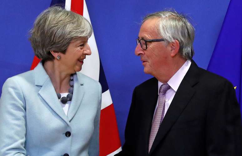 Primeira-ministra britânica, Theresa May, é recebida pelo presidente da Comissão Europeia, Jean-Claude Juncker, em Bruxelas, na Bélgica 08/12/2017 REUTERS/Yves Herman