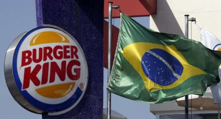 Placa do Burger King e bandeira brasileira em unidade da rede em São Paulo, no Brasil 03/09/2010 REUTERS/Paulo Whitaker