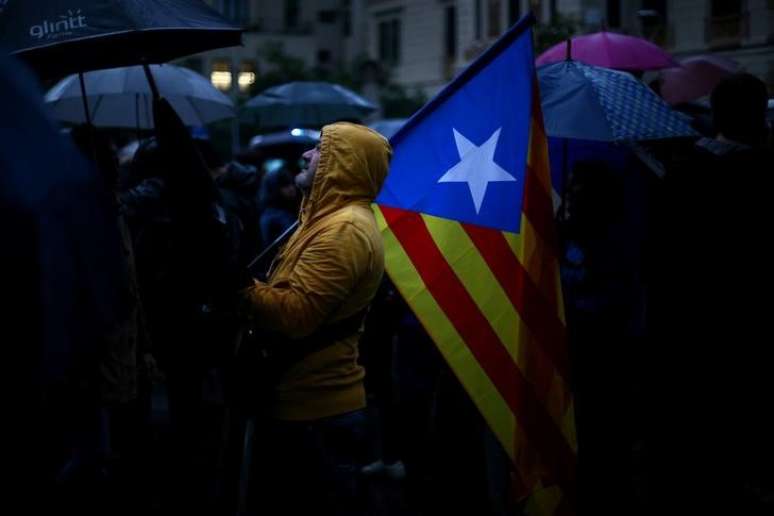 Manifestante segura bandeira separatista da Catalunha durante protesto em Barcelona, Espanha 19/10/2017 REUTERS/Ivan Alvarado