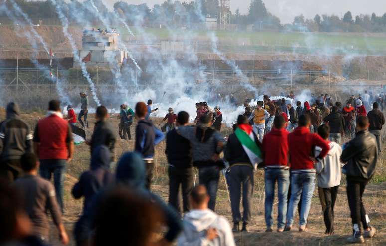 Soldados de Israel disparam gás lacrimogêneo contra manifestantes palestinos
15/12/2017    REUTERS/Mohammed Salem