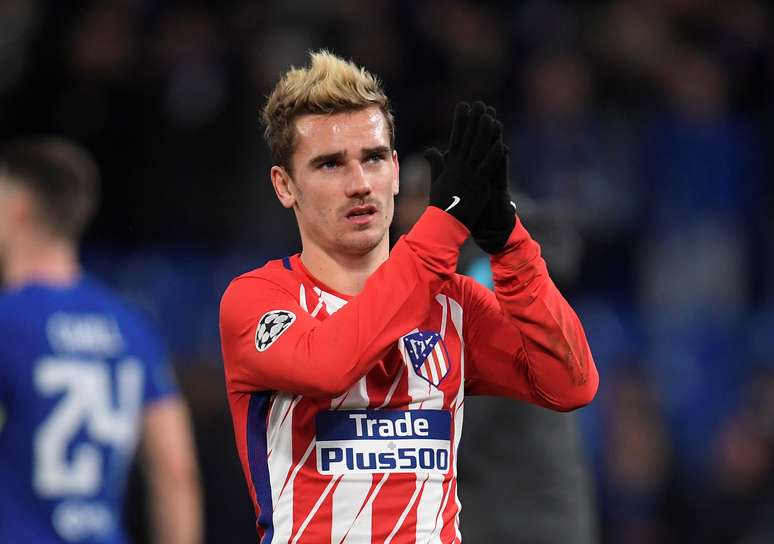 Antoine Griezmann aplaude torcida ao final de Chelsea x Atl&eacute;tico de Madri
 5/12/2017     REUTERS/Toby Melville