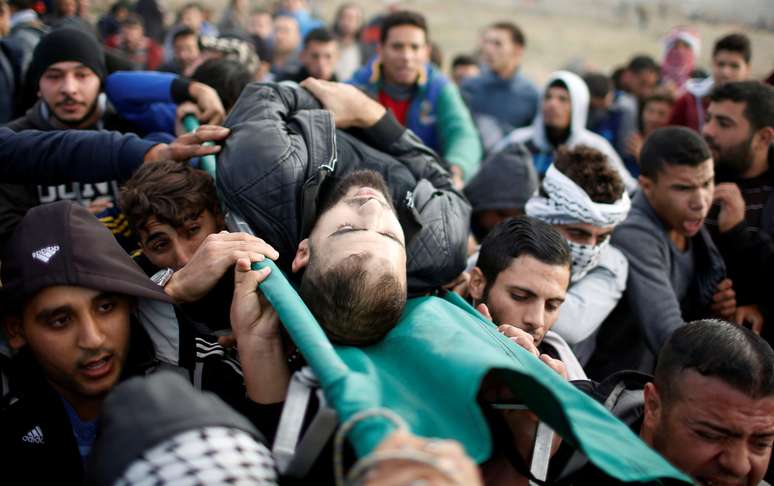 Palestino ferido é retirado de protesto em Gaza 
 15/12/2017   REUTERS/Mohammed Salem