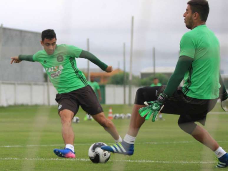 Daniel, à esquerda, em treino no Coxa ao longo da última temporada (Divulgação/Coritiba)