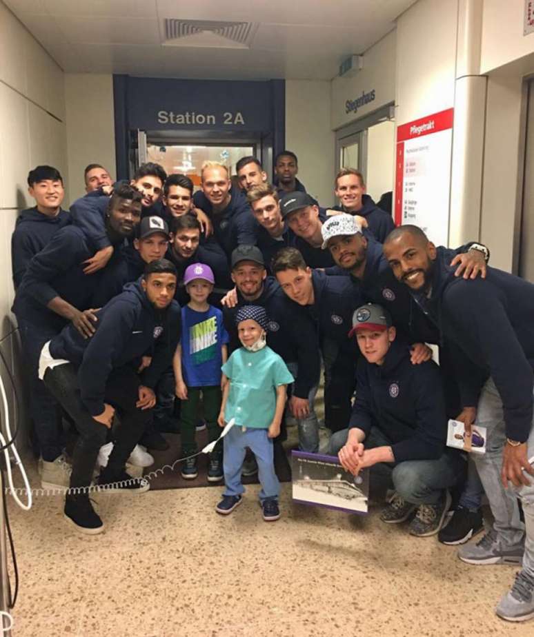 Jogadores do Austria Viena visitam hospital que cuida de crianças com câncer (Foto: Divulgação)