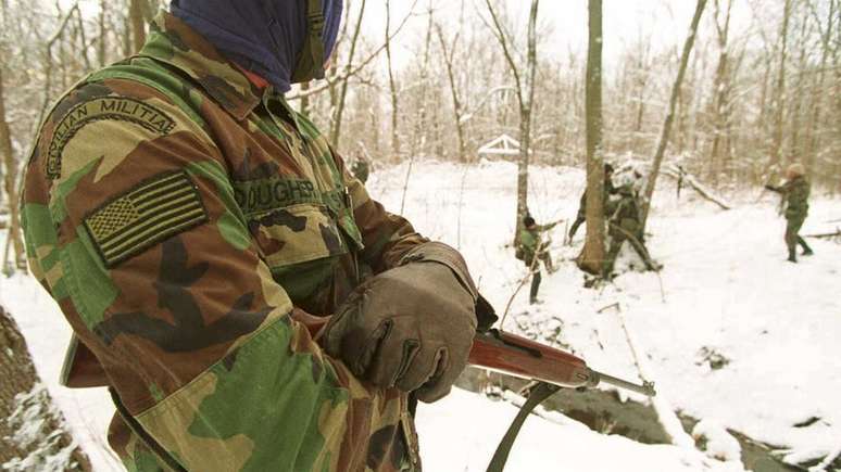 Milicianos se chamam de "soldados", usam roupas de combate e fazem operações simuladas com munição real