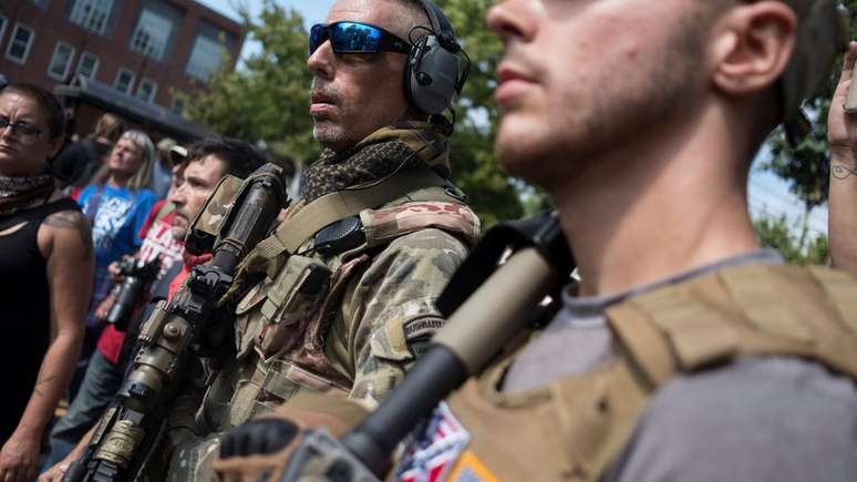 Grupos paramilitares de extrema direita passaram despercebidos por muitos durante manifestação em Charlottesville