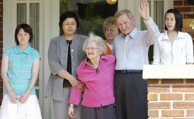 Aos 65 anos, Jenkins voltou a ver a mãe, de 91 anos, em Weldon, na Carolina do Norte | Foto: Kyodo/Alamy Stock Photo