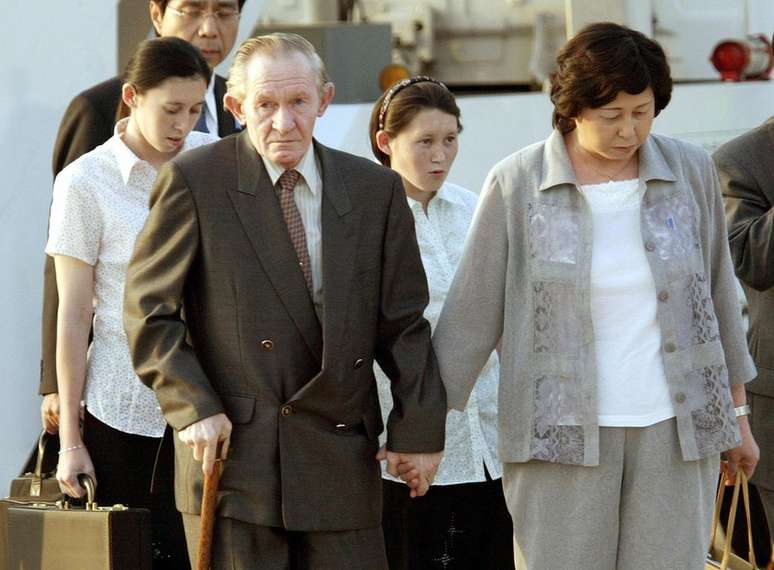 Jenkins chega ao Japão, em 2004, acompanhado da mulher e das filhas | Foto: Toshifumi Kitamura/AFP/Getty Images