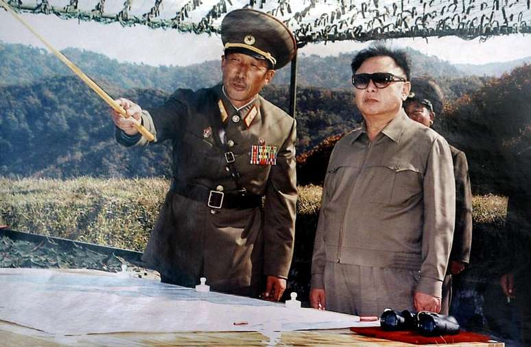 Kim Jong-il (à dir.) produziu filmes de propaganda da Coreia do Norte para impressionar o pai, Kim Il-sung | Foto: STR/AFP/Getty Images