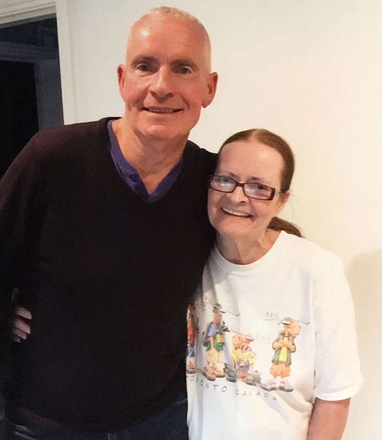 Robin com sua irm&atilde; Karen, a irm&atilde; que ele descobriu pesquisando as origens de sua fam&iacute;lia