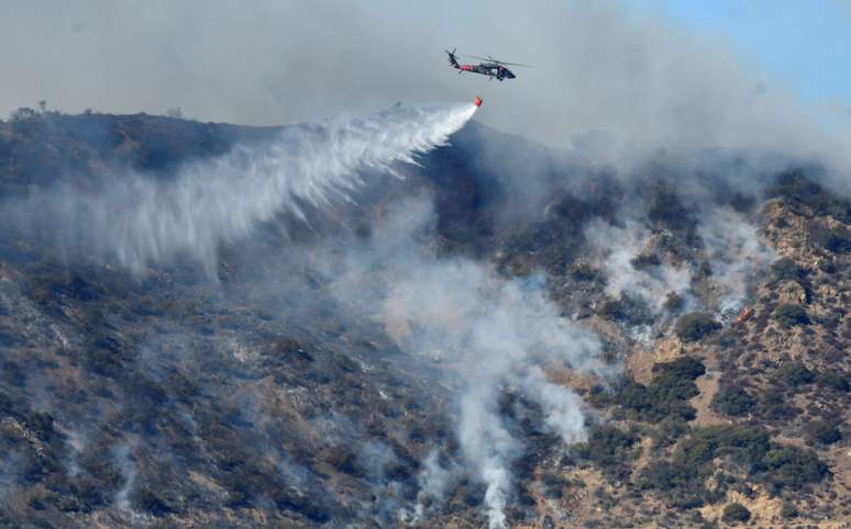 Equipes combatem o incêndio florestal na Califórnia