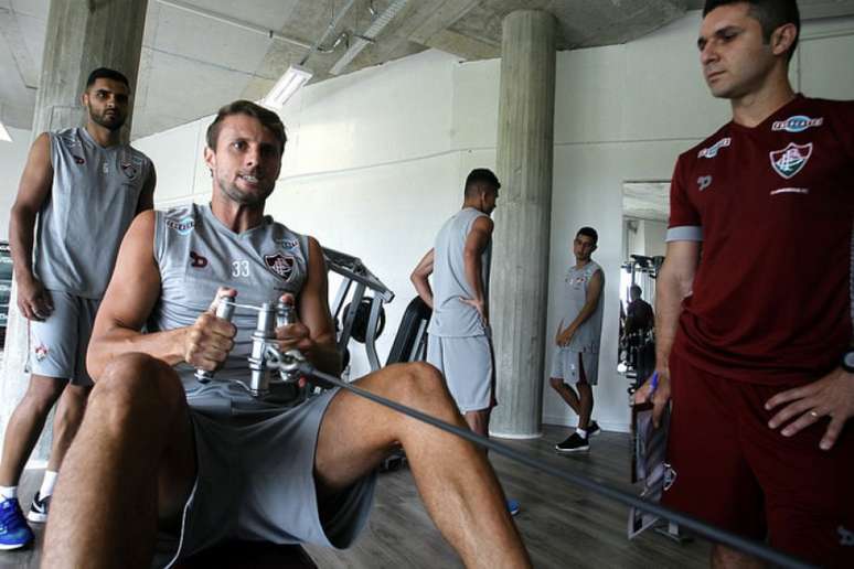 Zagueiro Henrique trabalha no CTPA sob os olhares do fisiologista Juliano Spineti (Foto: Nelson Perez/Fluminense F.C.)