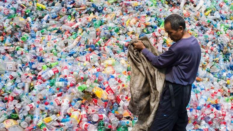 Estima-se que uma média de 10 milhões de toneladas de resíduos de plástico vão parar no mar todos os anos