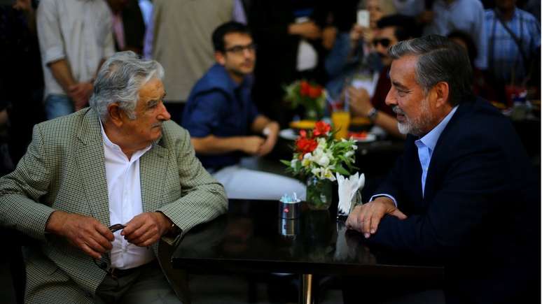 O ex-presidente do Uruguai 'Pepe' Mujica participou do encerramento da campanha de Guillier em Santiago, capital chilena