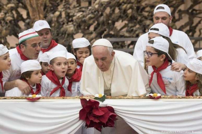 Papa comemora 81 anos e 'apaga velinhas' em pizza gigante