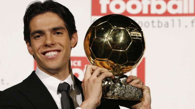 A temporada fantástica rendeu a Kaká o prêmio de Melhor do Mundo da Fifa no ano de 2007. O meia deixou para trás os craques Lionel Messi e Cristiano Ronaldo.