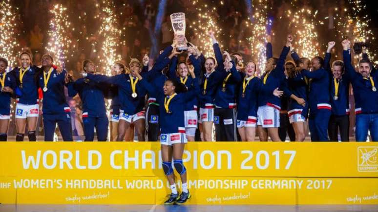 França comemora conquista do Mundial feminino de handebol (Crédito: IHF)